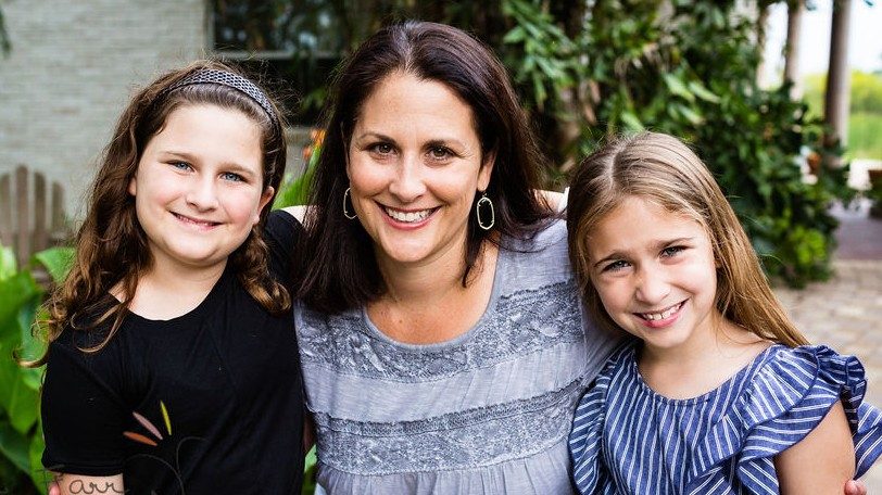 与她的女儿，梅雷迪思（左）和卡罗琳的结肠直肠癌幸存者纳什