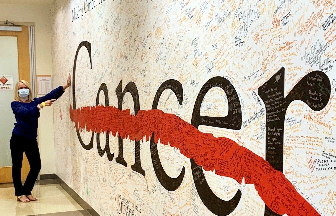 鳞状细胞癌幸存者吉尔斯宾塞点在癌症滴水墙上在完善治疗后在质子疗法中心