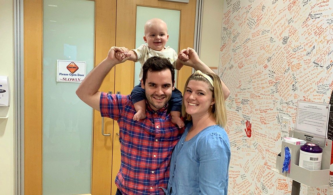 2019年10月4日，查理·布里姆利(Charlie Brimley)和父母Shelby和Scott Brimley在MD Anderson质子治疗中心。