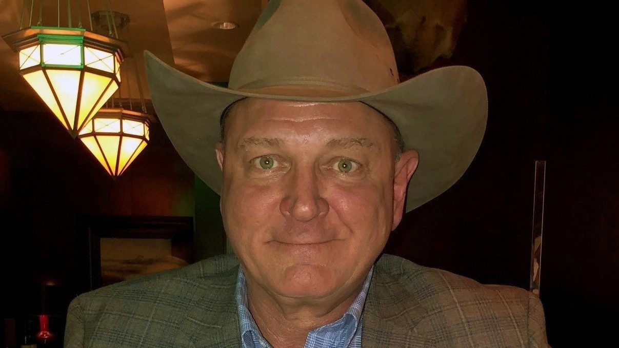 扁桃体癌幸存者托尼·罗思戴着牛仔帽摆造型