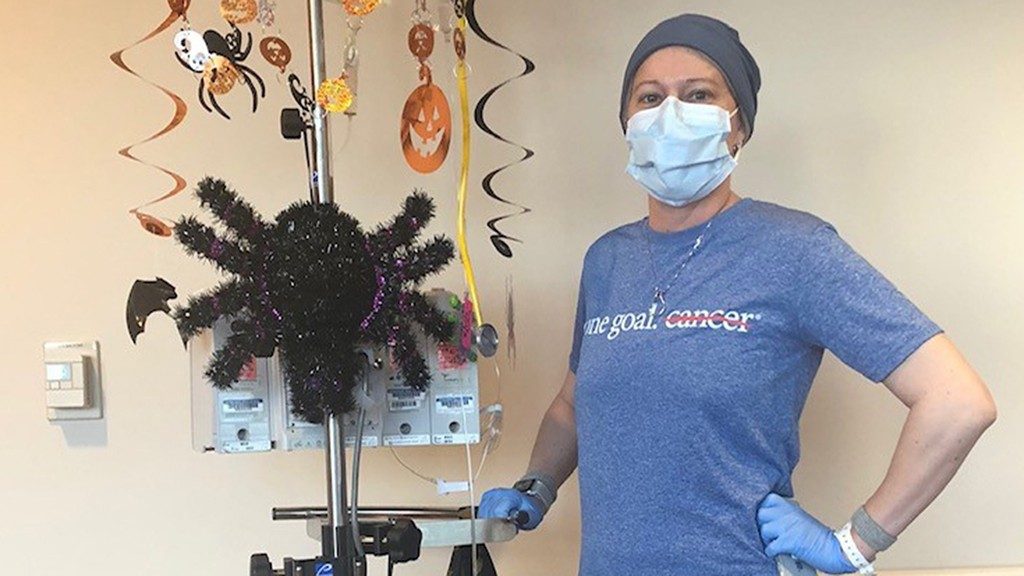 2018年10月，多发性骨髓瘤幸存者林赛·克劳福德·苏伯(Lindsay Crawford Suber)医学博士与她装饰过的化疗杆合影。