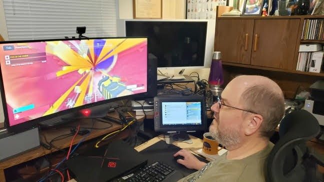 杰夫·布兰肯希普正在玩他创造的电脑游戏