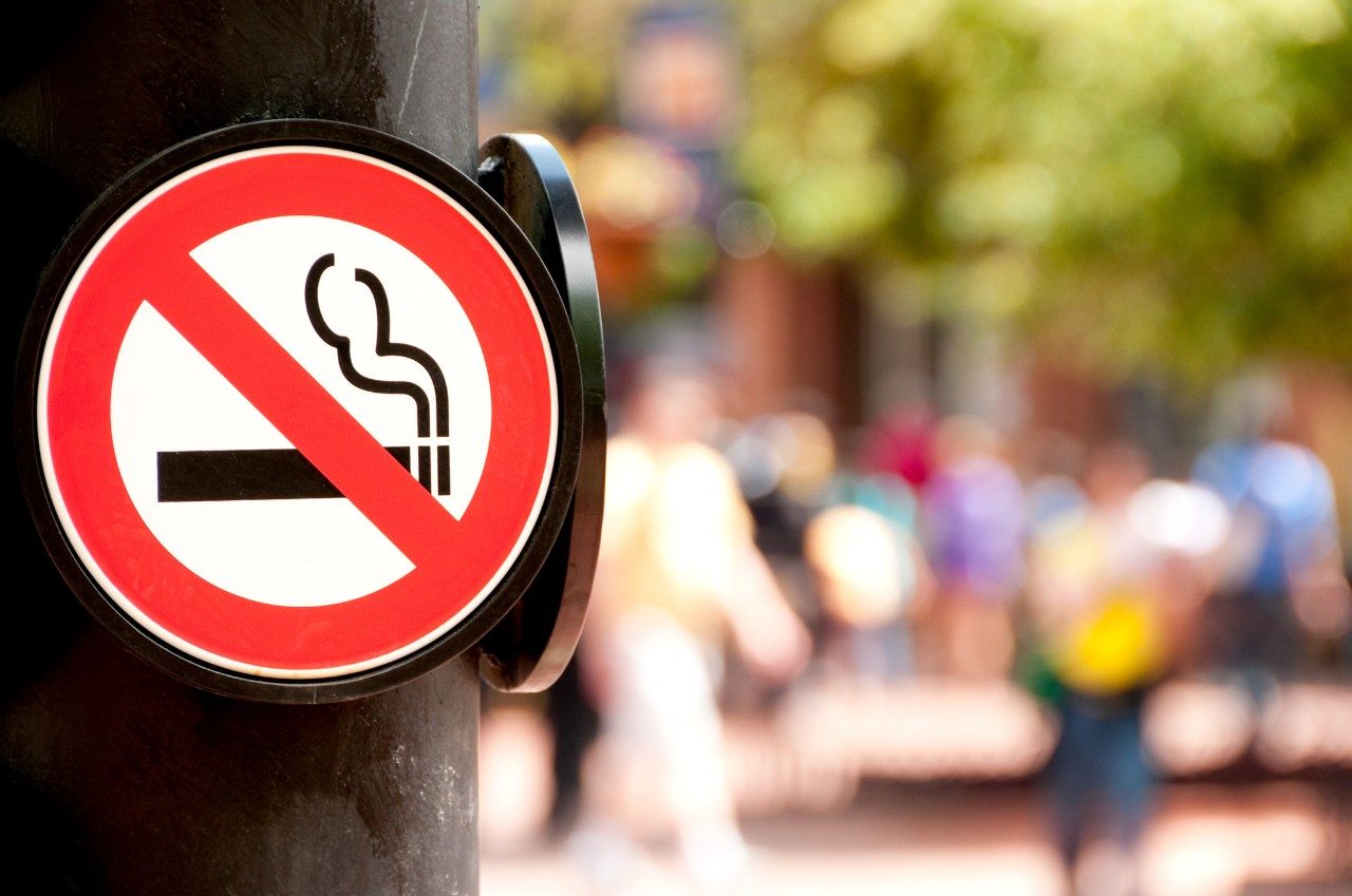 禁止吸烟的标志，后面有模糊的人