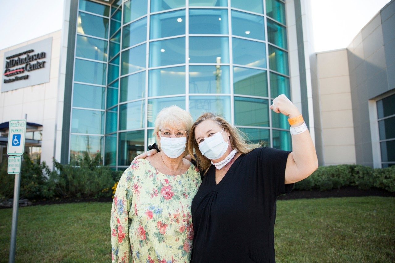 头部和颈部癌症幸存者karrie与她的妈妈，多萝西gutowski，在MD安德森质子治疗中心外