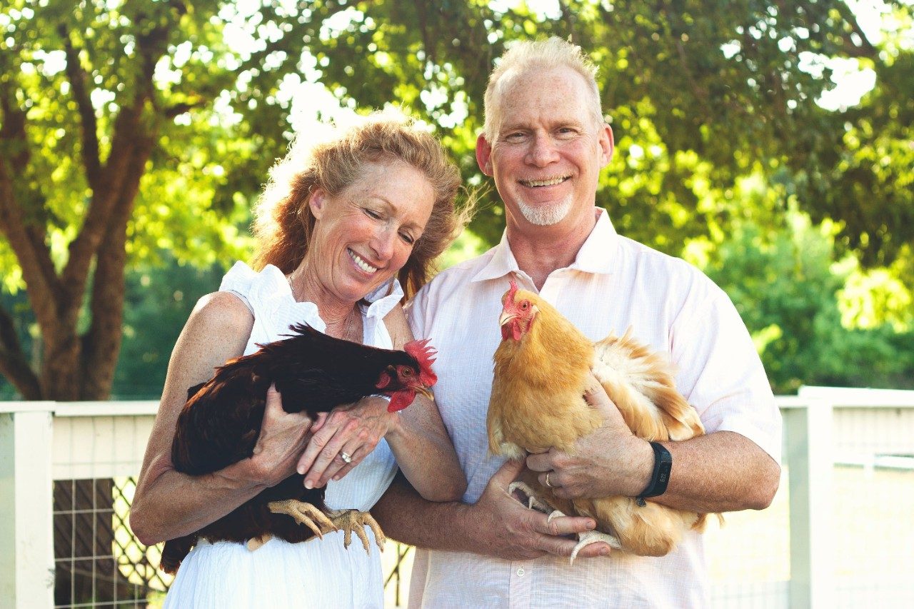 Cyndi和David Graves抱着他们的鸡