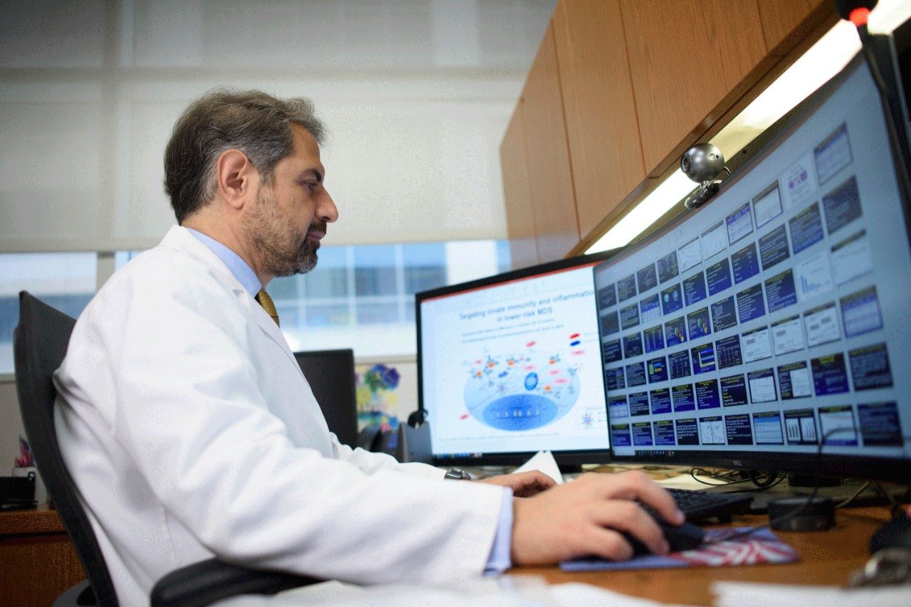 白血病专家elias jabbour，m.d.，在他的计算机。