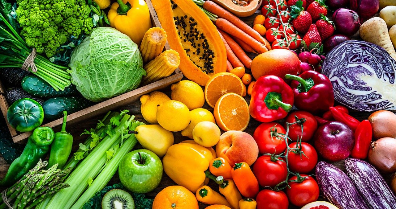 色彩鲜艳的水果和蔬菜是在彩虹的颜色中布局