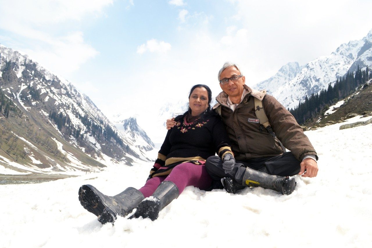 在生活中早期戒烟有助于保持Surendranath Shastri，M.D.，D.Ph.，健康足够的健康，享受克什米尔，克什米尔，被称为“印度瑞士”，与他的妻子Jayanthi Shastri，2018年。
