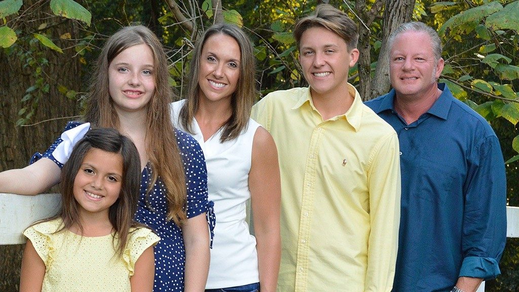 Leukemia幸存者Lindsay McClure(中心)与四位家庭成员并发