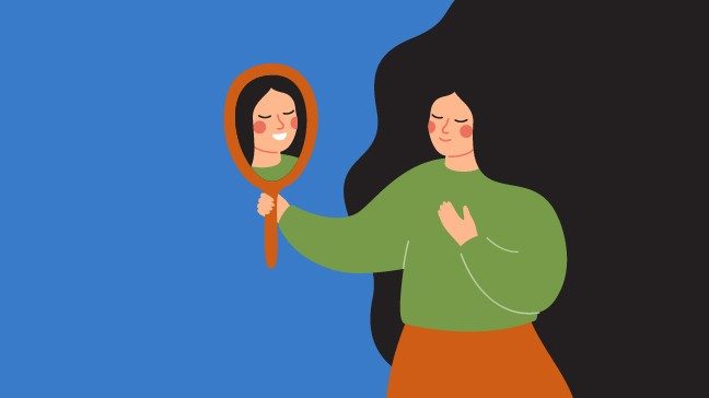 插图上的女子在绿色衬衫与长长的黑色头发看着手持镜子自己