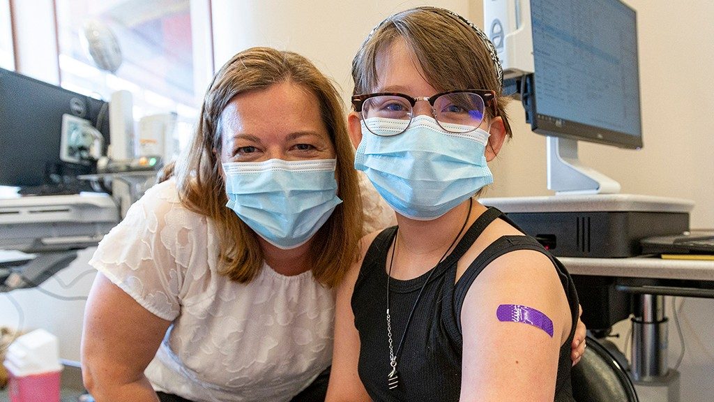 医学博士安·克洛普和女儿玛德琳在MD安德森接种了COVID-19疫苗后合影。