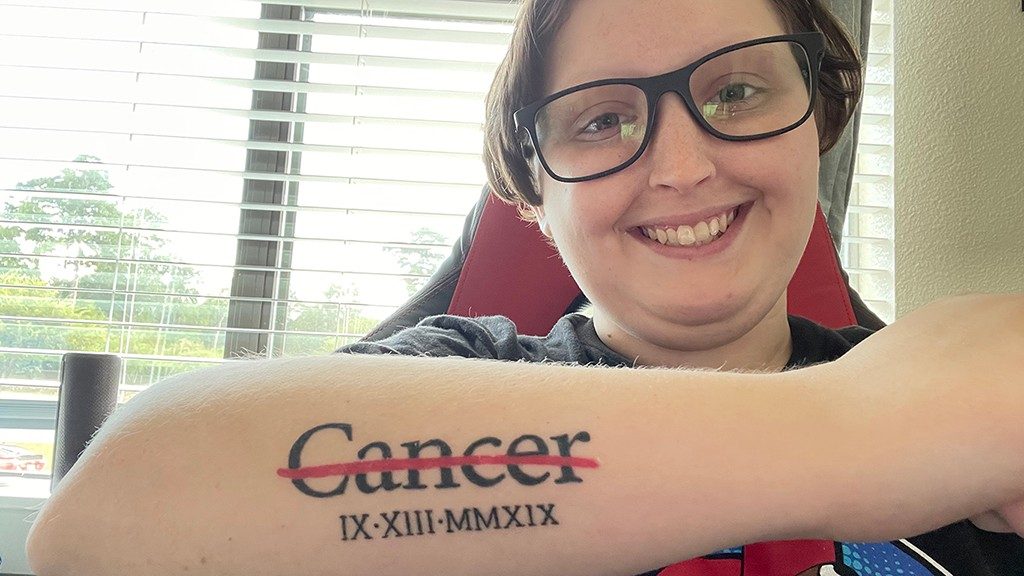 鼻咽癌癌症幸存者贝拉Lawlar显示了删除线纹身在她的胳膊上。