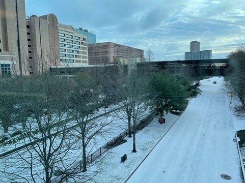 德克萨斯医疗中心街道上的雪
