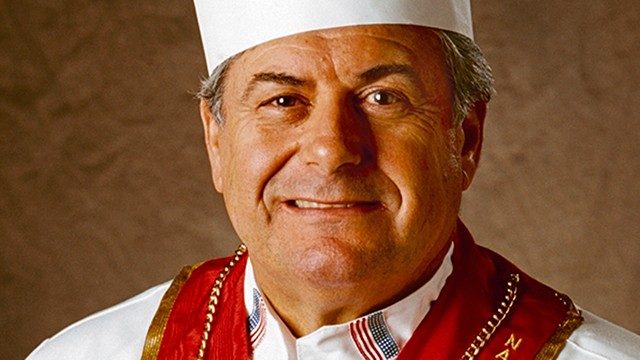 粘膜黑色素瘤幸存者伯特·卡蒂诺（Bert Cutino）戴着厨师的帽子，对镜头微笑。