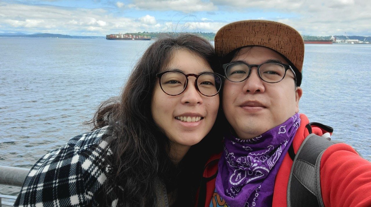 乔纳森Ting和他的妻子塞西莉亚Yeung站在湖的前面