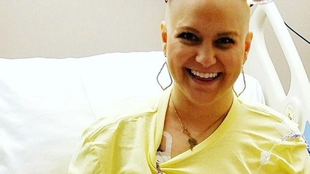 肉瘤幸存者妮可的身体穿着她的“勇气”项链