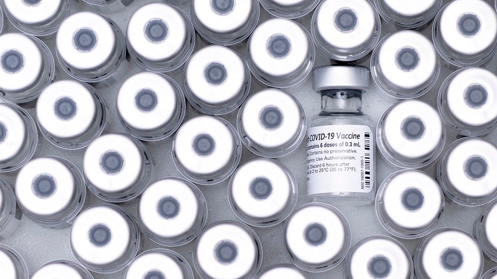 几十个疫苗小瓶的圆形银顶的鸟眼景