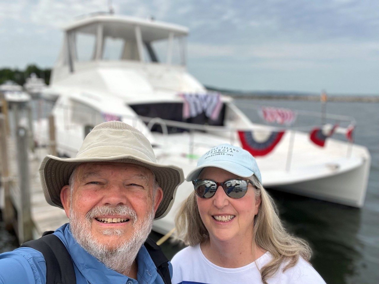 Paul McKinney和他的妻子Mary站在水上船前