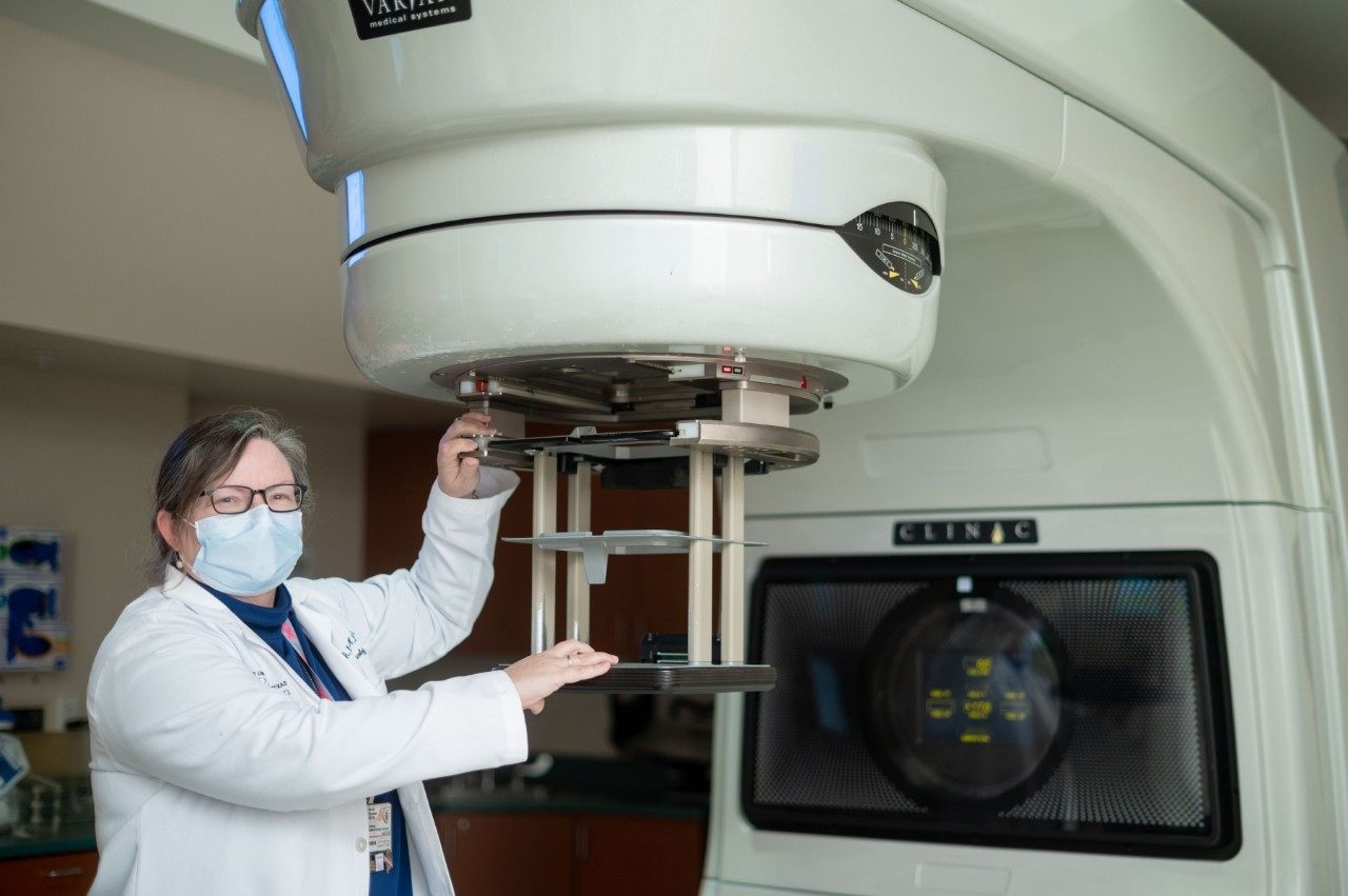 Wendy Woodward博士站在辐射治疗机旁