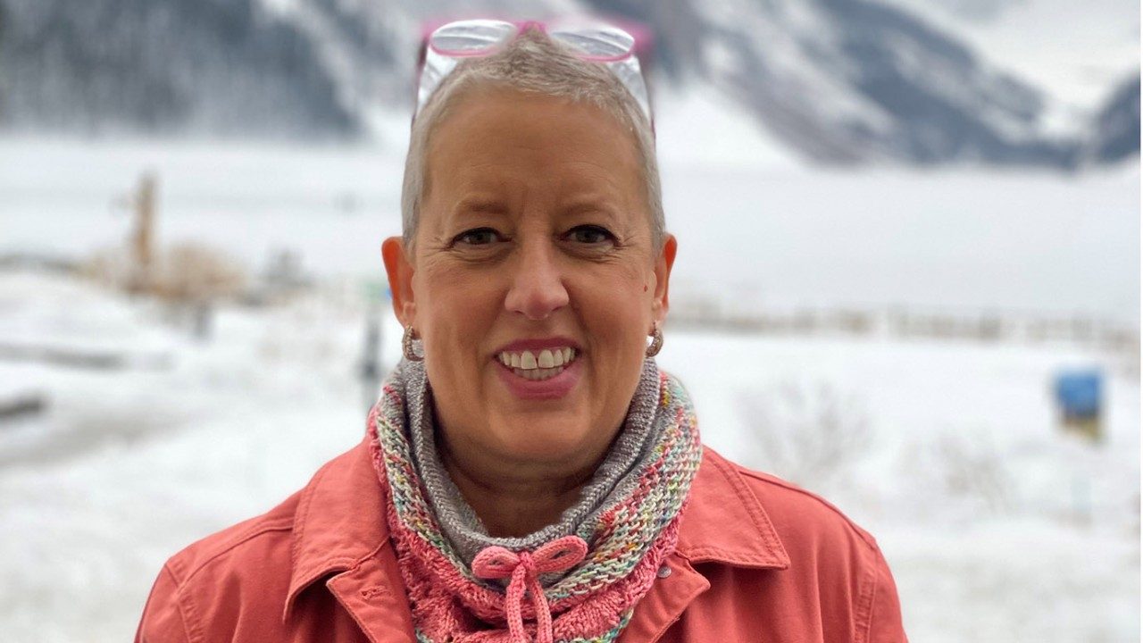三位负乳癌幸存者琼科森在雪覆盖山前笑