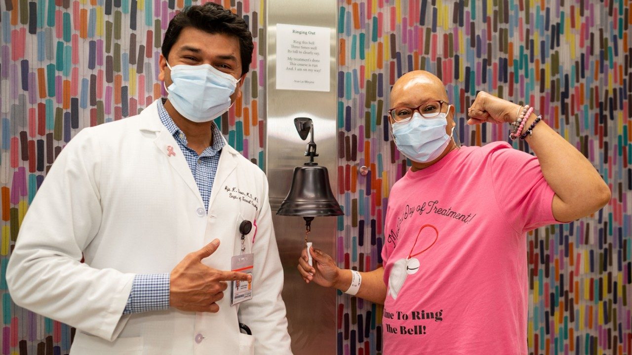 乳腺癌幸存者和MD安德森员工苏格兰人查特曼环铃Ajit Bisen旁边,医学博士在西休斯敦安德森
