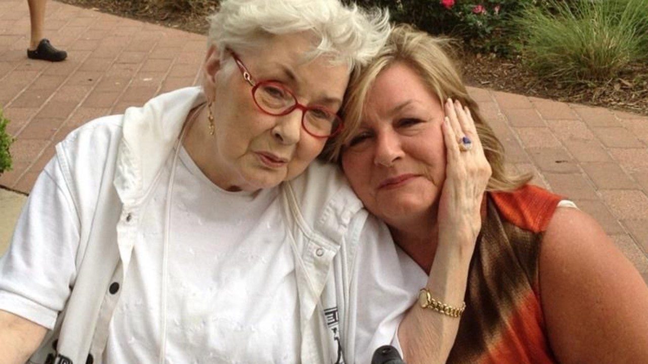 乳腺癌和卵巢癌幸存者Carol Arnhart(右系)与已故母亲Nancy Henson于2014年