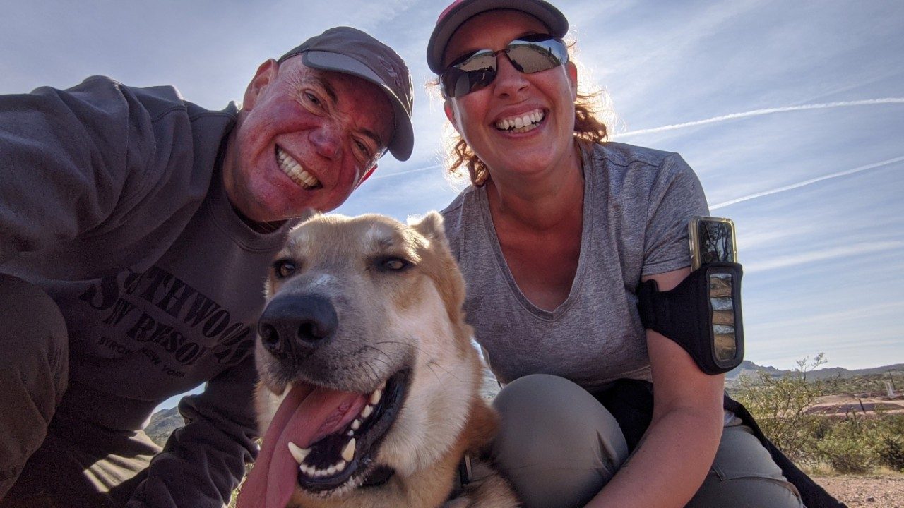 前列腺癌幸存者David Bott与他的妻子Brenda和Servicedog Loki于2019年在亚利桑那州Fort McDowell