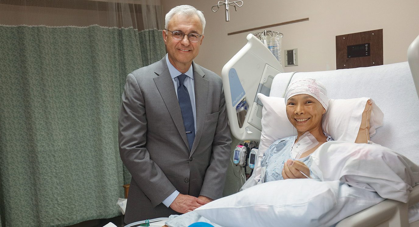 安德森的外科医生Reza Mehran，医学博士，前往檀香山协助Chang的手术。