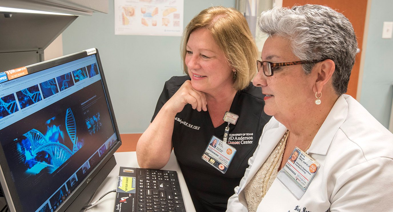 温迪·布劳威尔，在临床癌症预防妇女健康的执业护士，回顾了护理管理者卡罗尔Stalzer遗传信息。