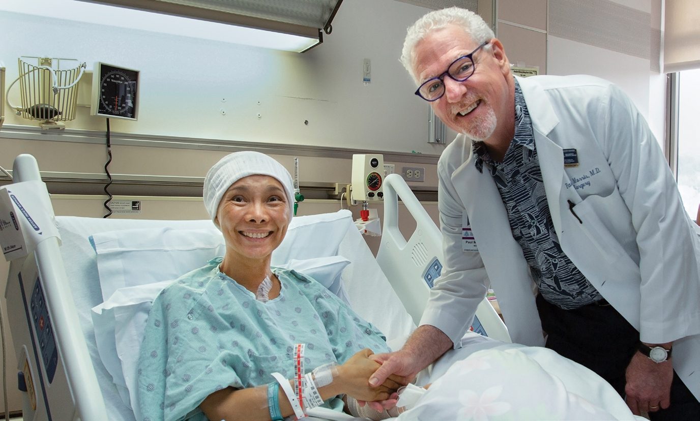 保罗·莫里斯，医学博士，在皇后医疗中心外科主任，与患者的Shinkyong昌