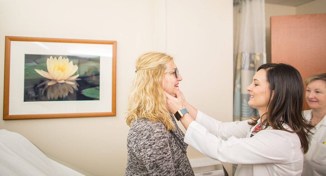 淋巴瘤和骨髓瘤专家Loretta Nastoupil医学博士为病人Kelly Hale做检查。