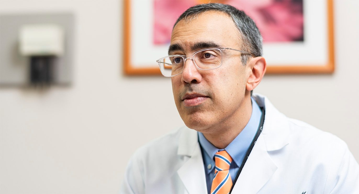 阿米尔Jazaeri，医学博士领导的一个临床试验测试TIL细胞宫颈癌的治疗。