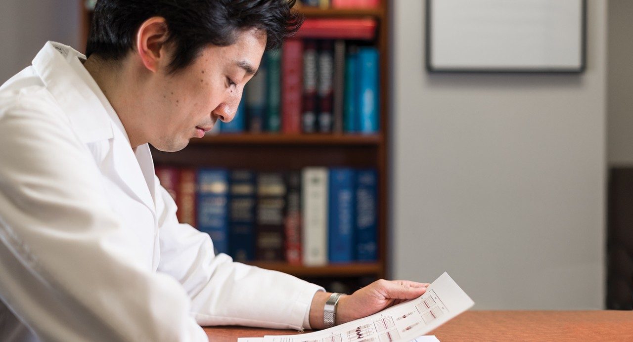 Koichi Takahashi，M.D.阅读医疗报告