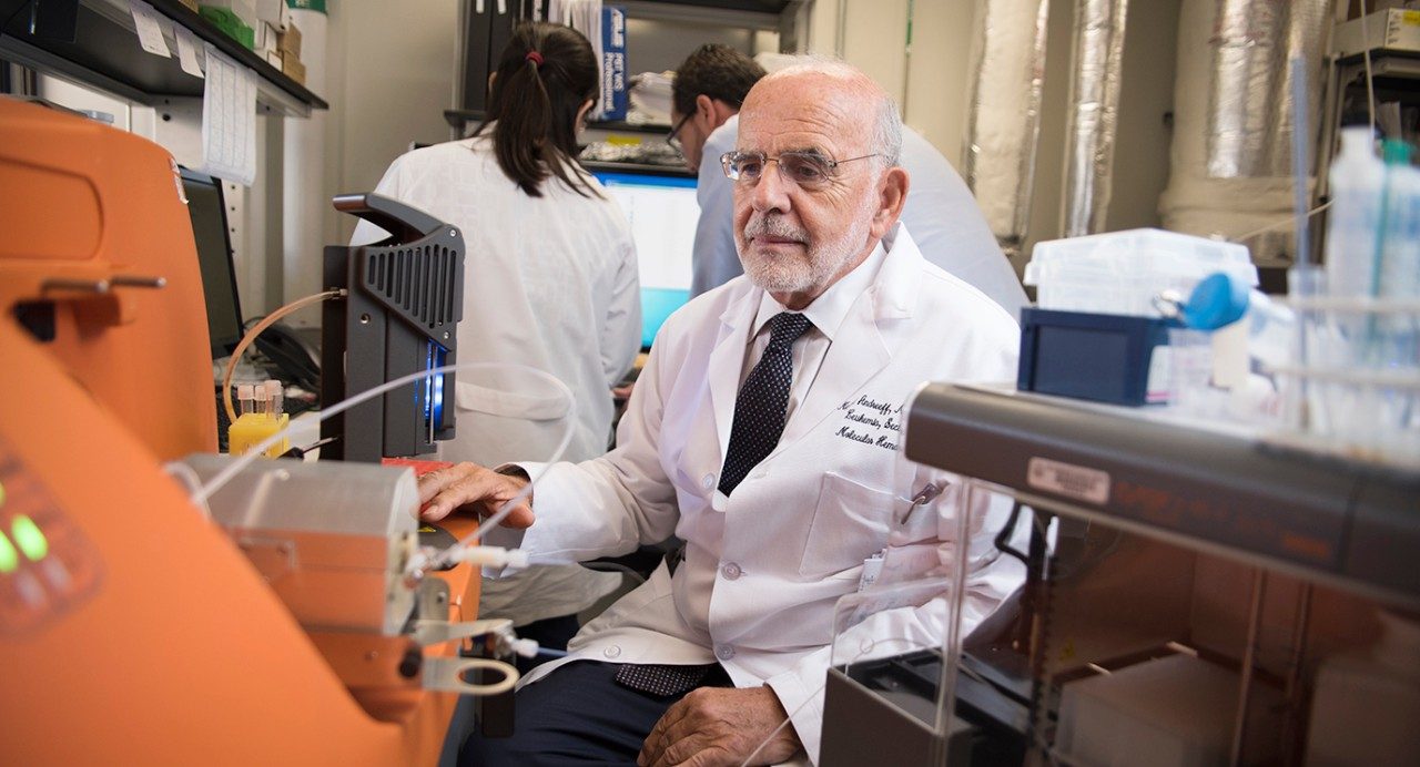 Michael Andreeff，医学博士，白血病教授，在他的实验室里