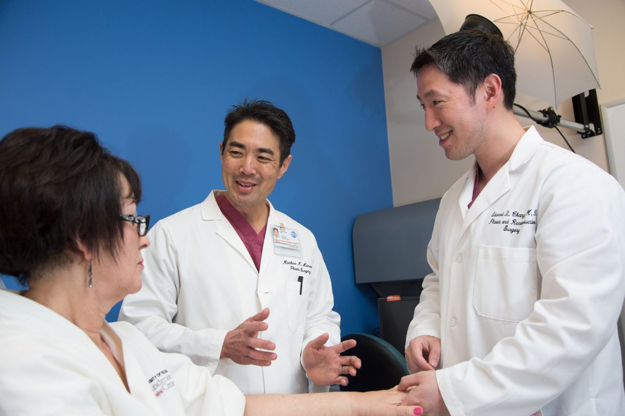 癌症方面的博客照片:爱德华·张，医学博士，马修·哈纳索诺，医学博士，与病人交谈
