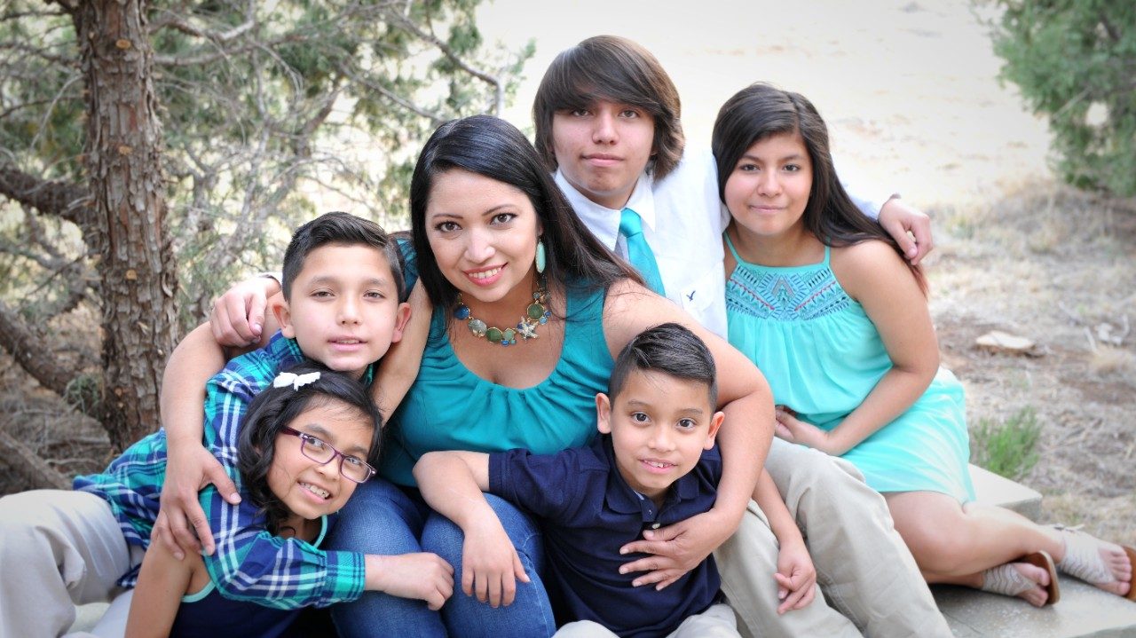 尤因的肉瘤幸存者Marivel Preciado和她的孩子们一起拍照。