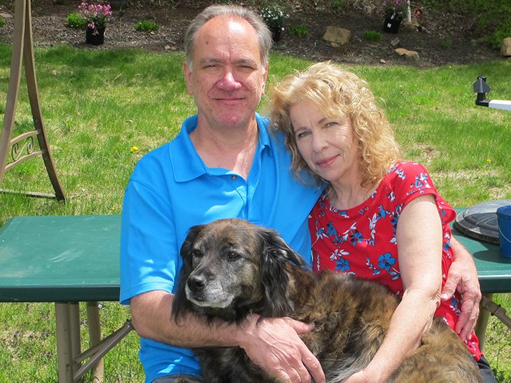 Charles和Debbie Salazar与他们的狗