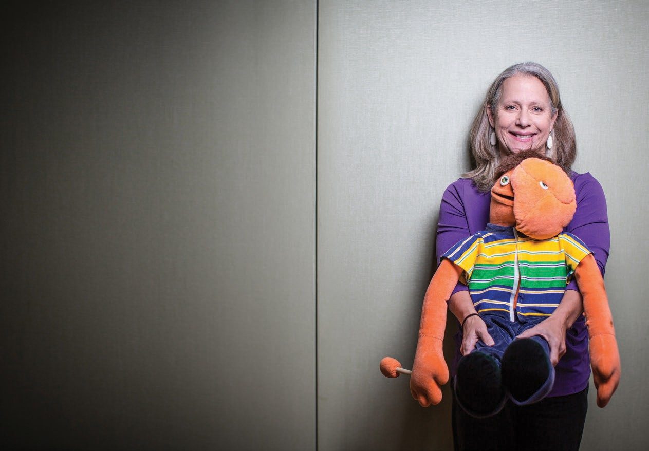 儿童教育协调员玛丽·弗罗斯特和描绘神经纤维瘤病的木偶雷吉。