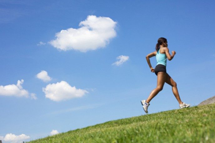 为了降低癌症风险，跑步上山的女性