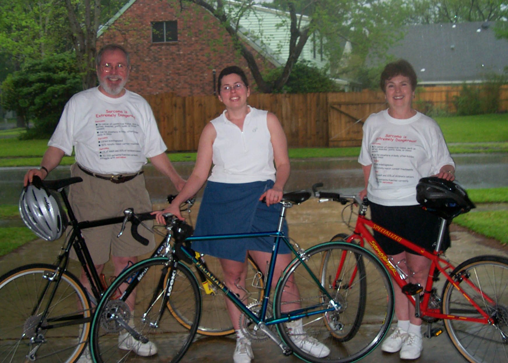 布鲁斯·施莱佛，从此拉开了循环柴迪科单车游，他们的第一个骑自行车一起作为团队肉瘤前与女儿利迪和妻子贝弗利左姿势。照片由布鲁斯和贝弗利·施莱佛的。