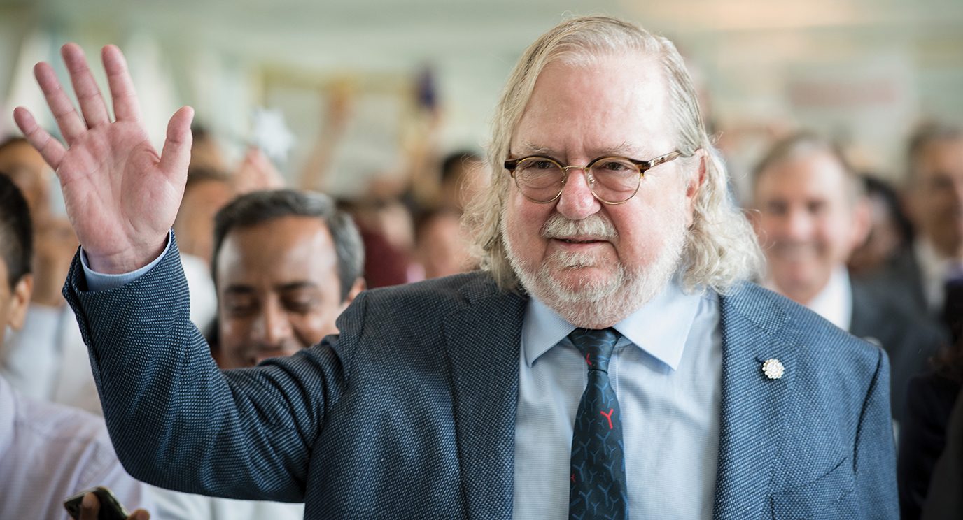 吉姆·艾利森博士，主席，在MD安德森庆祝他获得诺贝尔奖时受到英雄般的欢迎。选择:吉姆·艾利森博士在为他举行的游行中