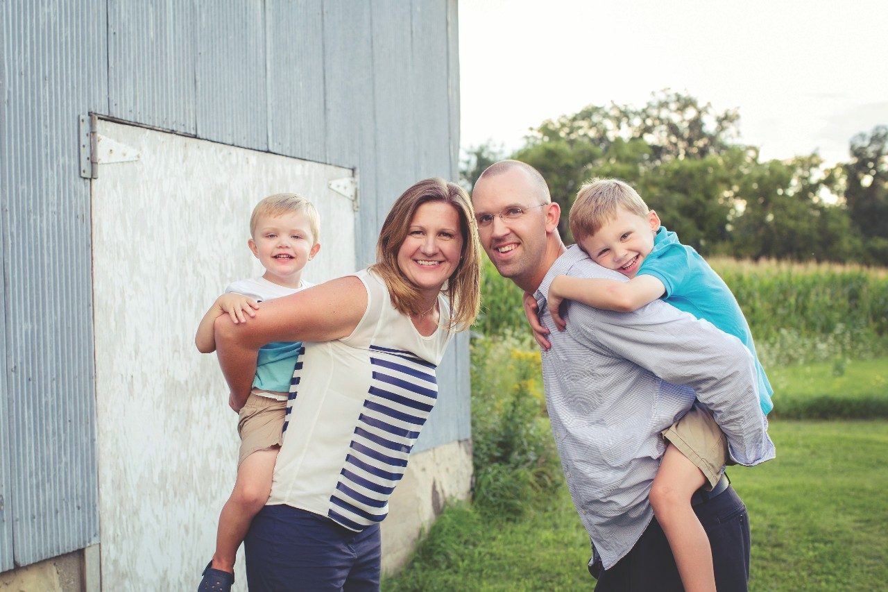 布伦丹·洛克和他的妻子梅丽莎，密尔沃基，最近与威斯康星州的合作，宣布七月肉瘤宣传月。他们积极与CancerHawk基金会。