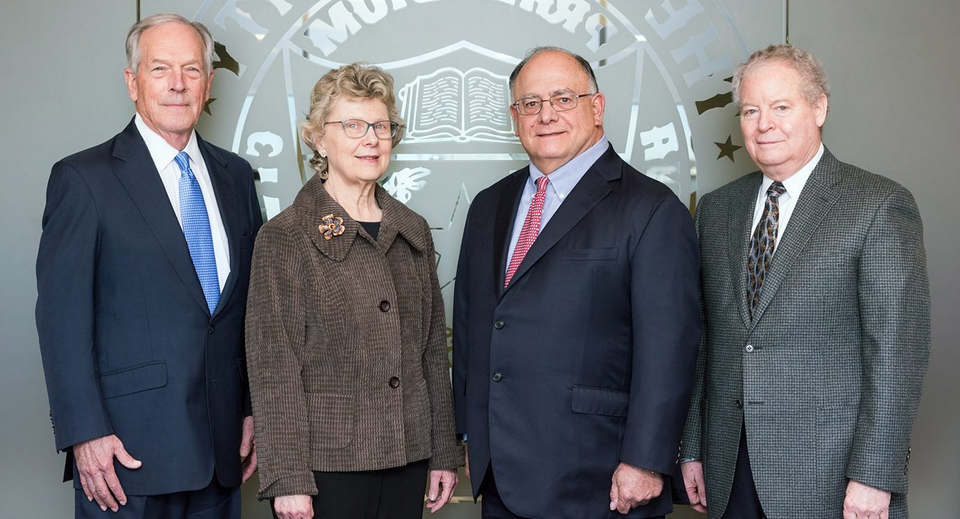 左起:候任主席唐·埃文斯;玛莎盾牌,椅子;副主席小克拉伦斯·卡扎罗;还有Jim Mulva，刚刚过去的主席。
