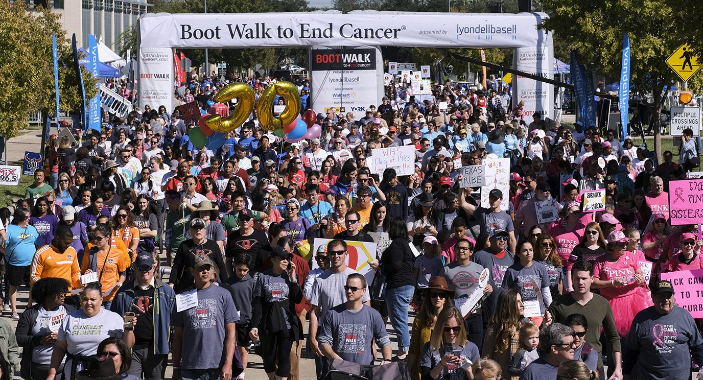 参加者在第四届结束癌症的步行活动中表达他们的支持