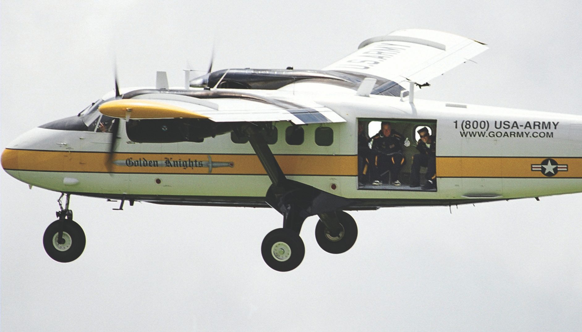 美国前总统乔治·h·w·布什为庆祝他的80岁生日，准备和美国陆军金色骑士的一名成员一起跳伞。由Mark J. Burns拍摄。