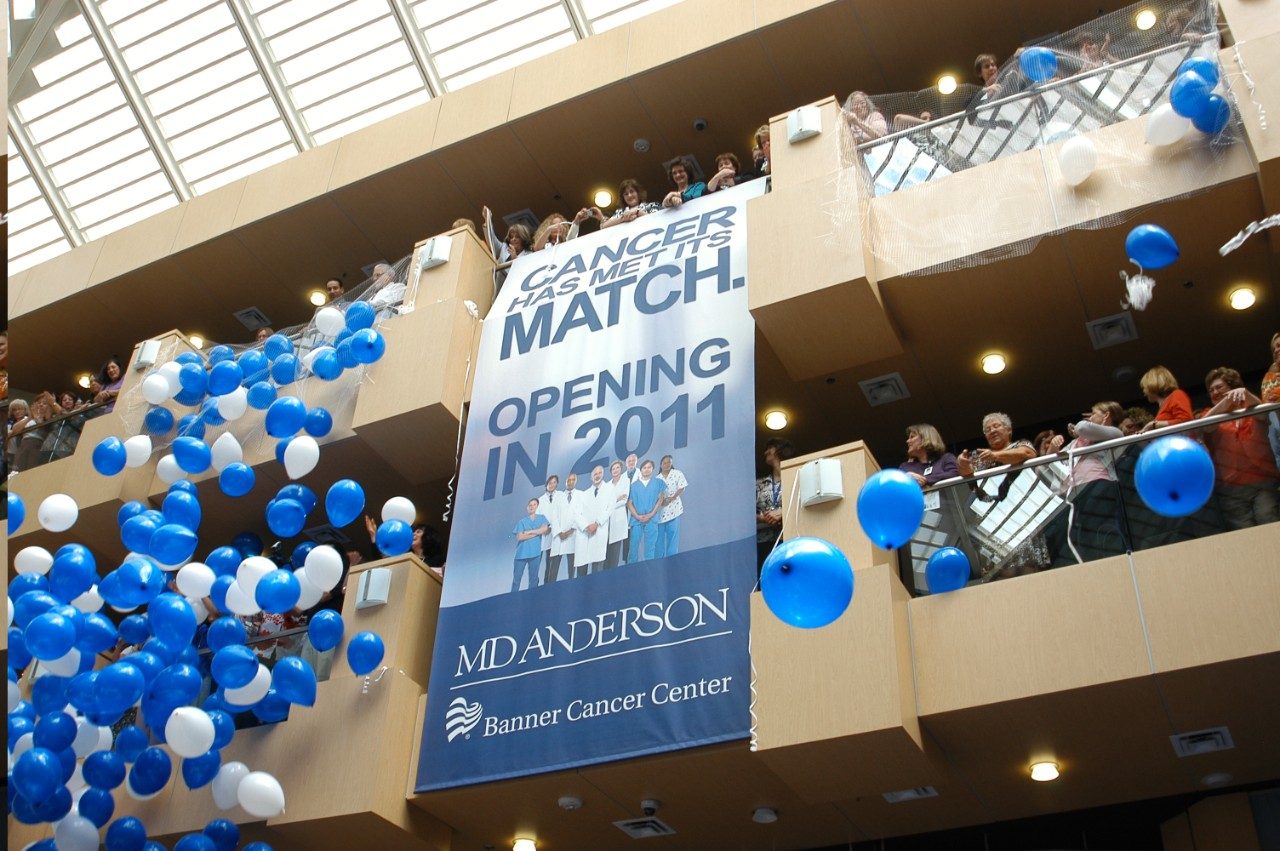 亚利桑那州领先的医疗保健提供商的员工聚集在一起，庆祝安德森班纳癌症中心的宣布，该中心将于2011年开业。格雷西·查韦斯(Gracie Chavez)拍摄。