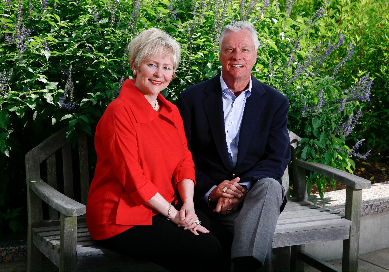 Tycha和Ron Stading在Lowry and Peggy Mays诊所的Bartolotta家庭花园享受时光。在安德森医学中心，他们把帮助病人进行个性化治疗作为自己的慈善目标。摄影:John Everett