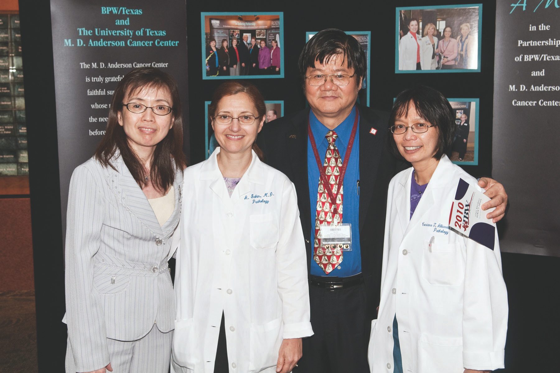 左起，Yu Dihua，医学博士，分子和细胞肿瘤学教授，在获得今年的TBW奖后停顿，Aysegul A. Sahin，医学博士，病理学教授，分子和细胞生物学系主任，Mien-Chie Hung，博士;还有康斯坦斯·阿尔瓦拉辛，医学博士，病理学副教授。Barry Smith拍摄。