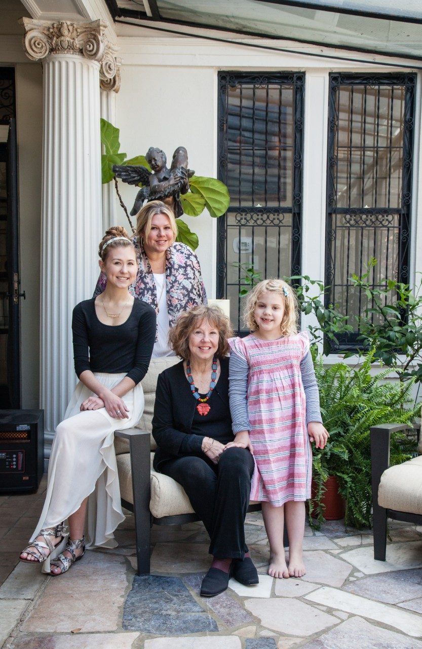 玛丽·哈勃斯特龙伯格，（左起）与她的母亲，Glennys科比，外婆，克雷格·考尔斯，三度癌症幸存者，和妹妹，巴恩斯伊丽莎白科比。