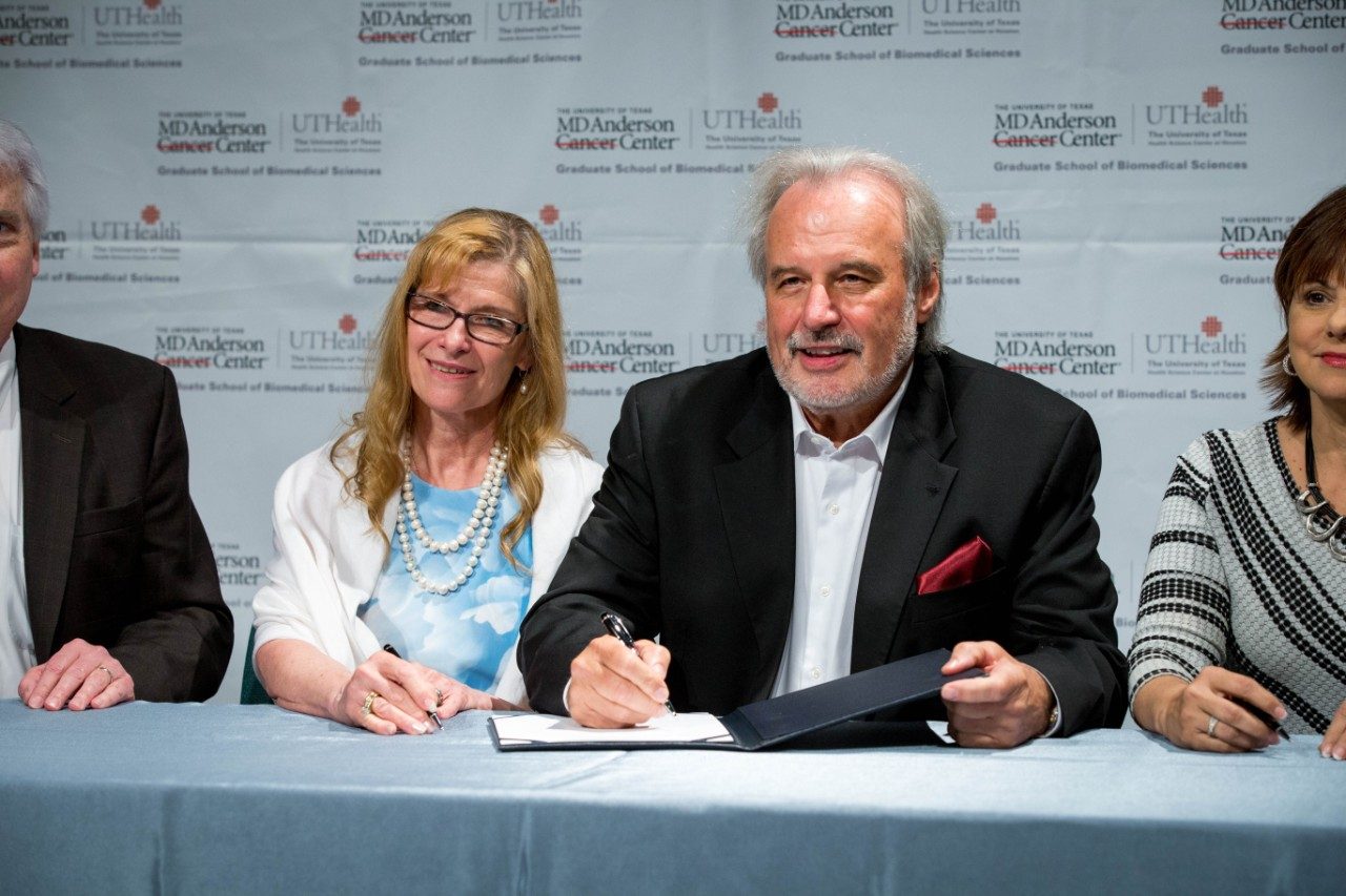 查林和约翰·科奇克，博士，签署$ 10.5万赠与协议MD安德森UTHealth研究生院建立约翰J. Kopchick博士和夏琳Kopchick明德奖学金。